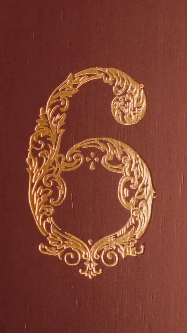 Le temps laisse son empreinte. Le terroir, sa signature.
Depuis vingt ans, la famille Bouygues veille sur Montrose avec une même exigence.
Préserver, transmettre, révéler un héritage et une histoire.
Un coffret trilogie…à découvrir bientôt. 

◆

Time leaves its mark. The terroir, its signature.
For twenty years, the Bouygues family has watched over Montrose with the same unwavering commitment.
To preserve, to pass on, to reveal a heritage and a story.
A trilogy gift box… to be discovered soon.